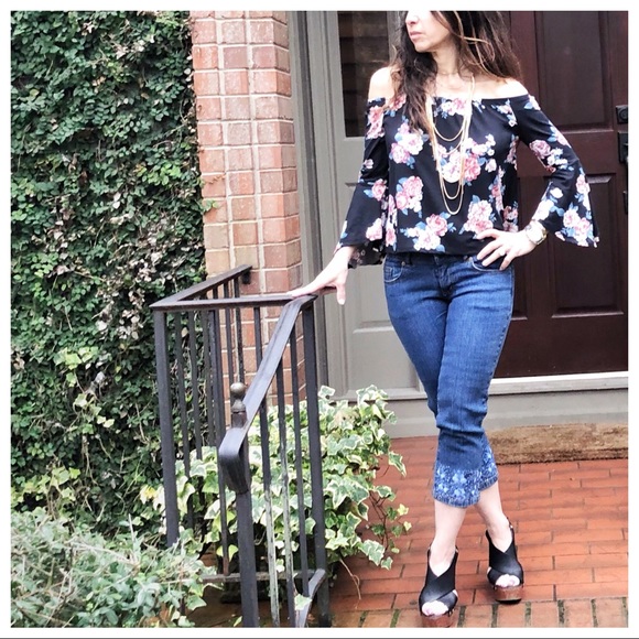 Tops - Bell sleeves floral top